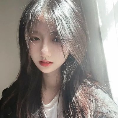 坐在酒吧里吃蛋糕